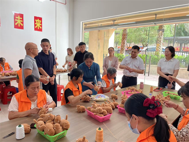 图为调研组在平桂区阳光助残就业基地调研